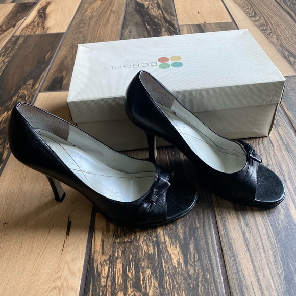 BCBGirls peekaboo Toe High Heel. Size 7 - Picture 4 of 9